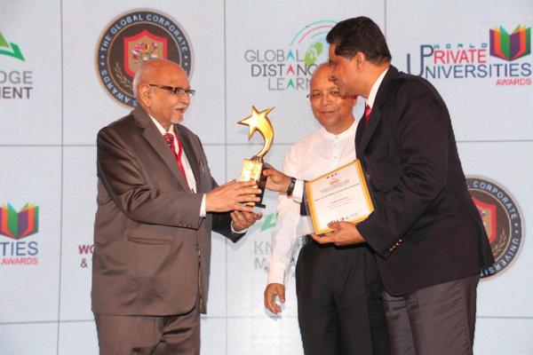 THUMBAY MOIDEEN CONFERRED WITH AN “AWARD FOR OUTSTANDING CONTRIBUTION TO EDUCATION” AT THE WORLD CHANCELLORS CONGRESS 2014 HELD IN MUMBAI.