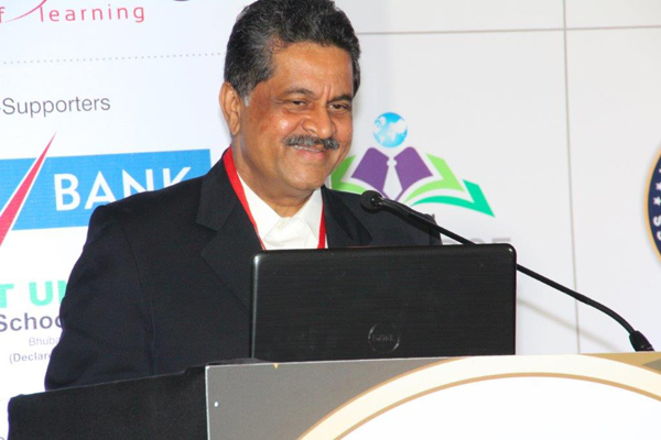 THUMBAY MOIDEEN CONFERRED WITH AN “AWARD FOR OUTSTANDING CONTRIBUTION TO EDUCATION” AT THE WORLD CHANCELLORS CONGRESS 2014 HELD IN MUMBAI.
