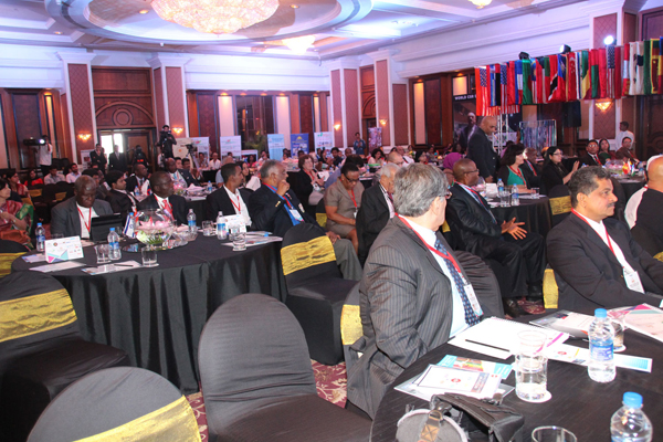 THUMBAY MOIDEEN CONFERRED WITH AN “AWARD FOR OUTSTANDING CONTRIBUTION TO EDUCATION” AT THE WORLD CHANCELLORS CONGRESS 2014 HELD IN MUMBAI.